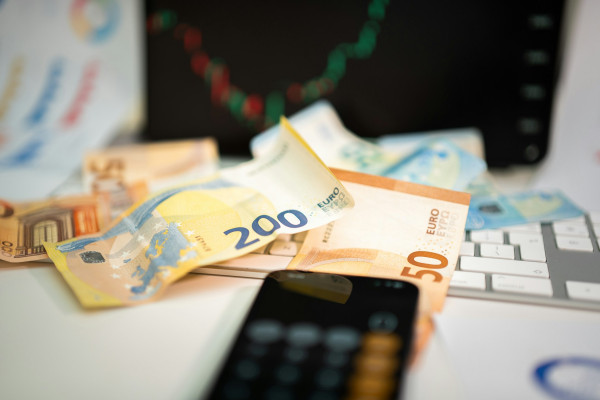 Η λεπτή δημοσιονομική ισορροπία των επιδοτήσεων – Σε τεντωμένο σχοινί οι κυβερνήσεις