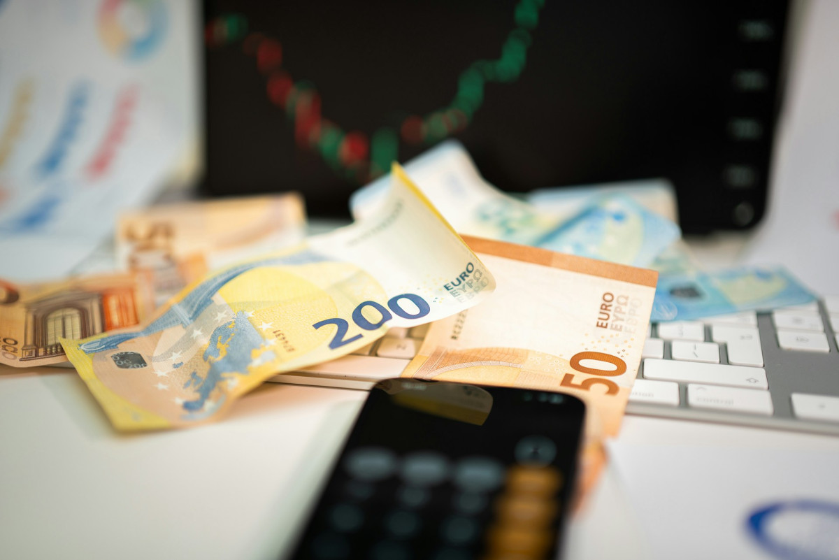 Η λεπτή δημοσιονομική ισορροπία των επιδοτήσεων – Σε τεντωμένο σχοινί οι κυβερνήσεις
