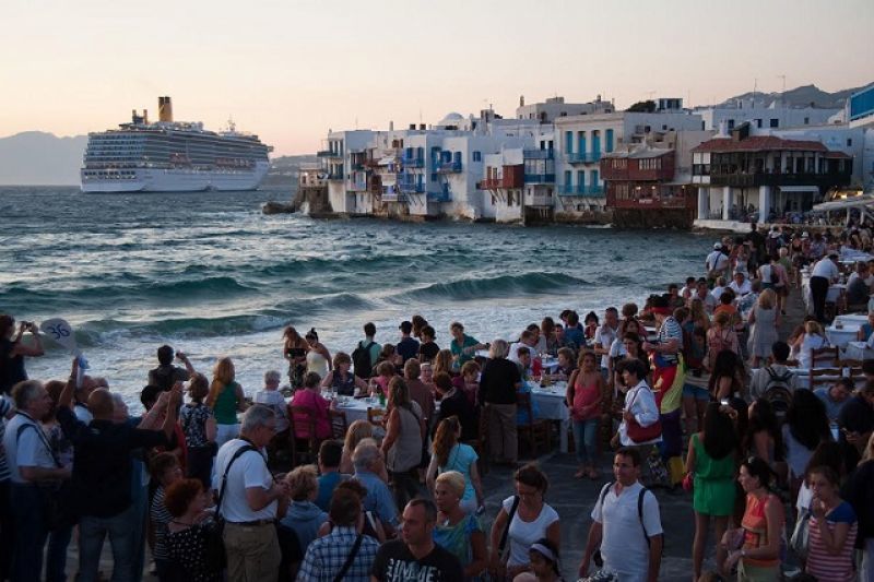 "Βουλιάζουν" τα ελληνικά νησιά από Κεντροευρωπαίους, ελάχιστοι οι Έλληνες