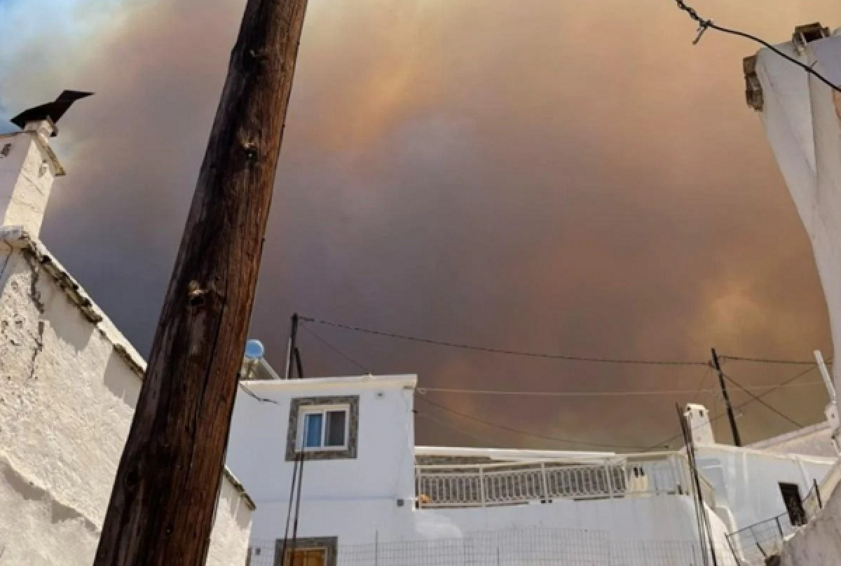 Μεγάλη αναζωπύρωση στο Ασκληπιείο Ρόδου- Καίγονται σπίτια και καταστήματα