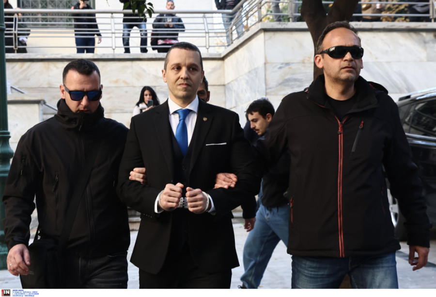 Με χειροπέδες στο Δημαρχείο για να ορκιστεί ο Ηλίας Κασιδιάρης
