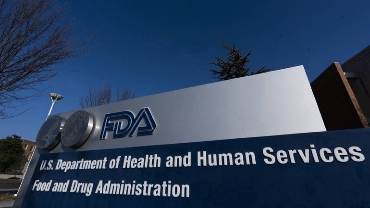 FDA: «Πράσινο φως» στις ενισχυτικές δόσεις Pfizer-Moderna για τους ενήλικες