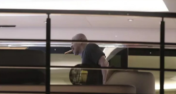 Ο Τζόρνταν με τη θαλαμηγό του ανοιχτά της Ιερισσού (video)