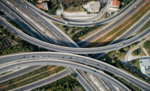 Τα έξι επενδυτικά σχήματα που διεκδικούν την Αττική Οδό