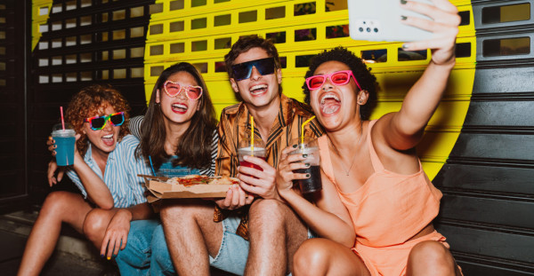Bank of America: Η Gen Z αποταμιεύει λιγότερο, αλλά καταναλώνει περισσότερο