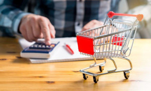 Ακρίβεια: Ο Έλληνας καταναλωτής «κόβει» το κρέας και το μπάνιο