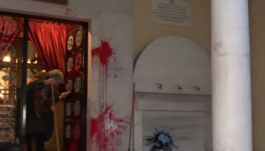 Βανδάλισαν την εκκλησία του ιερέα που κατηγορείται για βιασμό ανήλικης