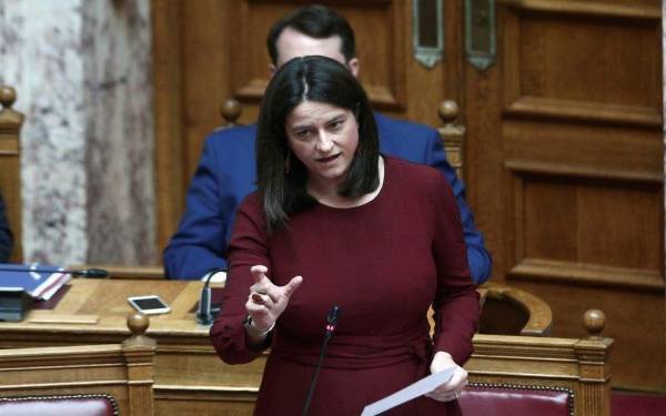 Κεραμέως για μάσκα στα σχολεία: Υποχρεωτική στις τάξεις-Όχι στα διαλείμματα