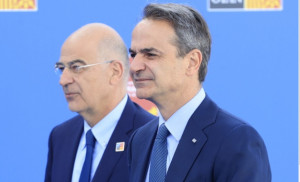 Διαξιφισμοί κυβέρνησης - αντιπολίτευσης για τον Άγνωστο Στρατιώτη - Παράπλευρη κόντρα Δένδια-Μαξίμου