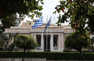 «Με το όπλο παρά πόδα» η κυβέρνηση απέναντι στο ράλι πετρελαίου