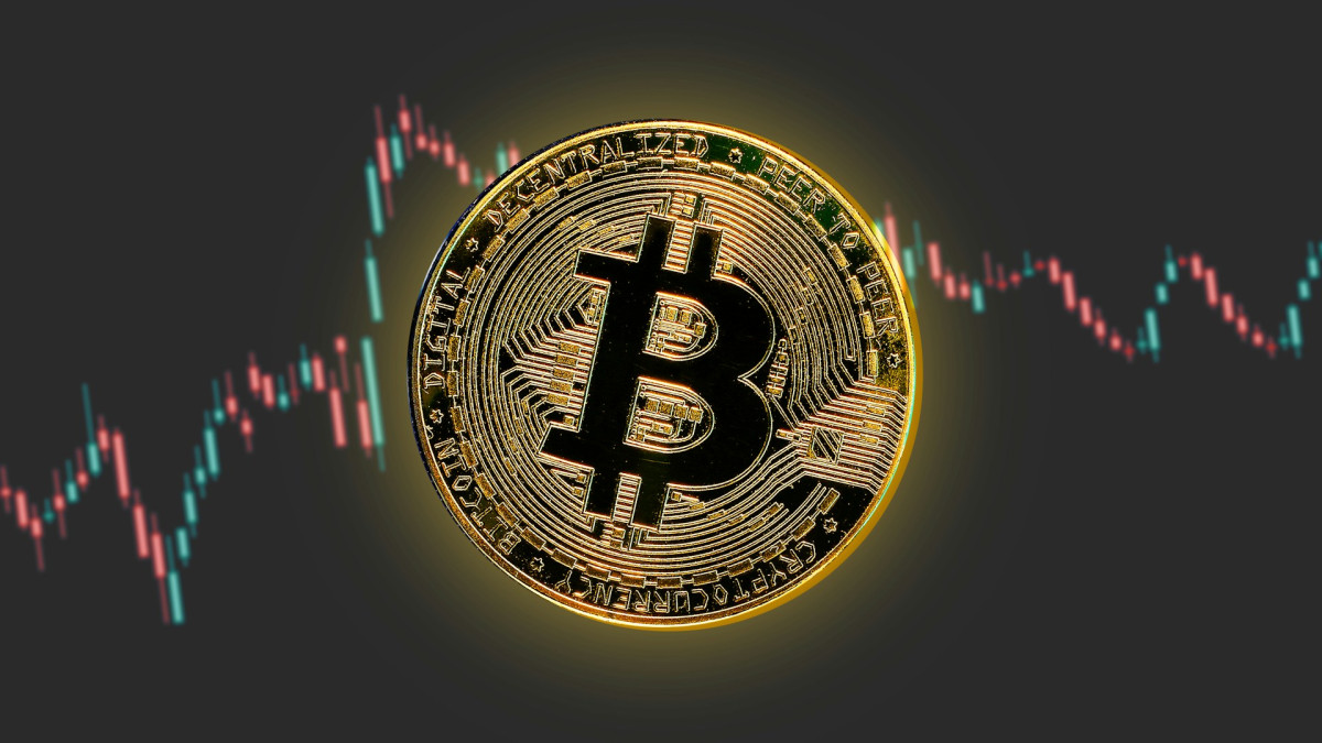 Τα crypto σε τεντωμένο σκοινί: Πέριξ των $66.000 το Bitcoin και short squeeze στον ορίζοντα