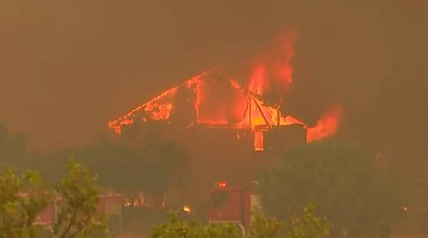 Ανεξέλεγκτη η φωτιά στα Βίλια - Κάηκαν σπίτια εκτός οικισμού