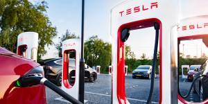 «Ανοιχτό» το δίκτυο φορτιστών Tesla σε όλα τα ηλεκτρικά αυτοκίνητα