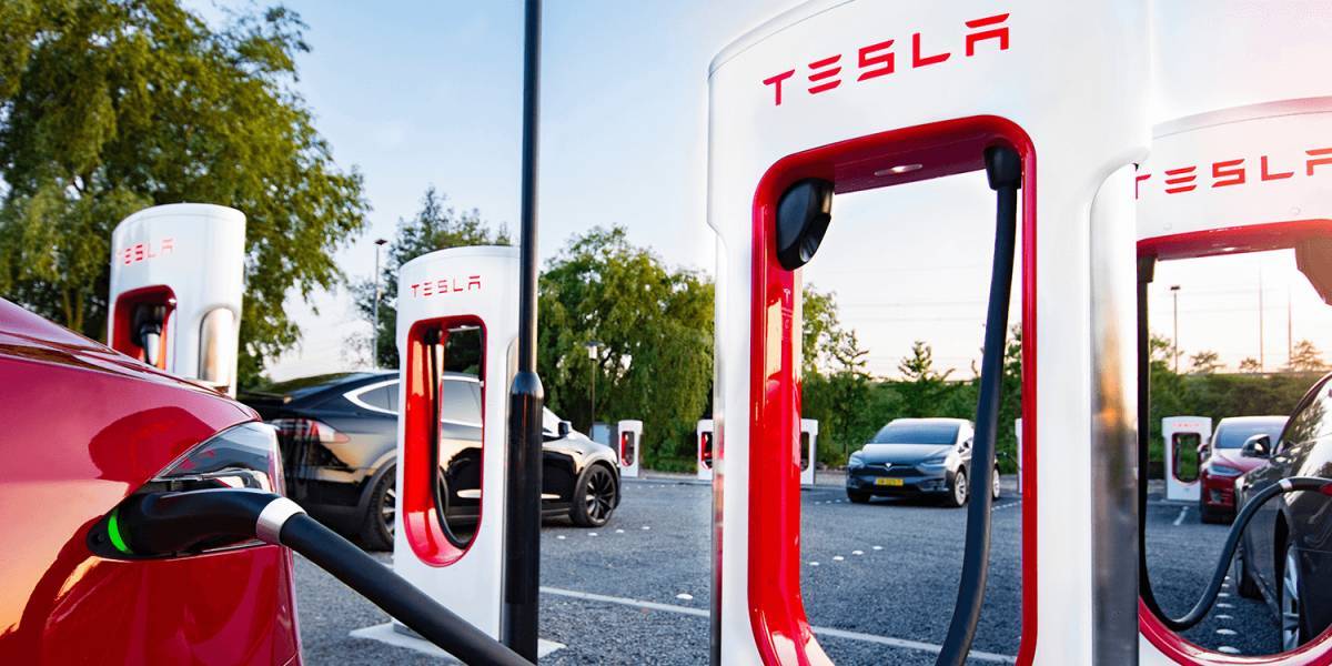 «Ανοιχτό» το δίκτυο φορτιστών Tesla σε όλα τα ηλεκτρικά αυτοκίνητα