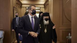Κοινός «τόπος» Μητσοτάκη-Εκκλησίας για καθολικό εμβολιασμό: Τήρηση μέτρων στους ναούς