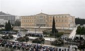 Μεγαλειώδης παρέλαση στο Σύνταγμα με βροχή
