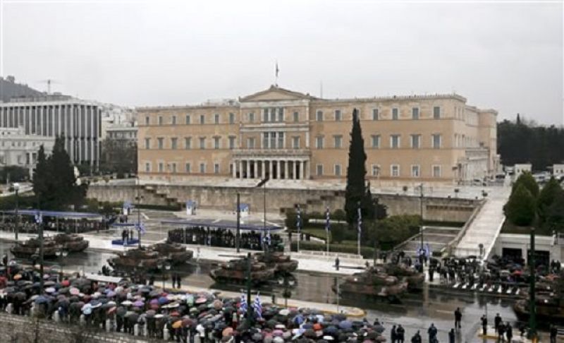 Μεγαλειώδης παρέλαση στο Σύνταγμα με βροχή