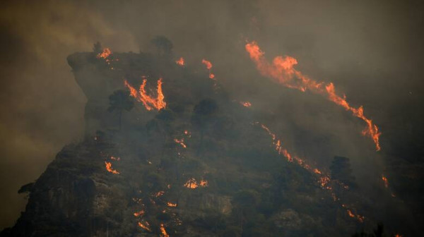 Ισχυρές πυρκαγιές σε Μαγνησία και Φθιώτιδα: Δύο νεκροί, μαζικές εκκενώσεις