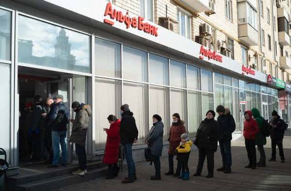 Τι προκαλούν στους Ρώσους πολίτες οι δυτικές κυρώσεις