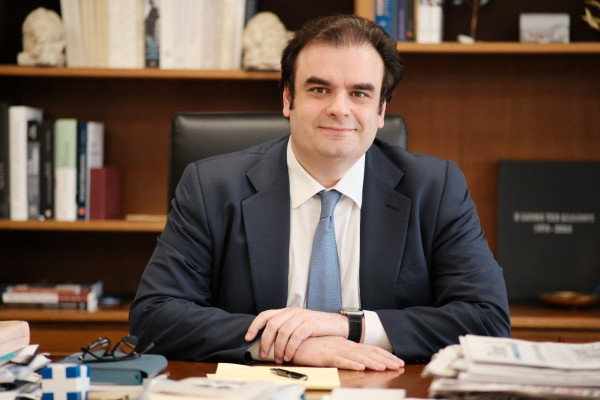 Απάντηση Πιερρακάκη στον Τσίπρα: Οι εύκολες εξαγγελίες απέναντι στη δύσκολη πραγματικότητα