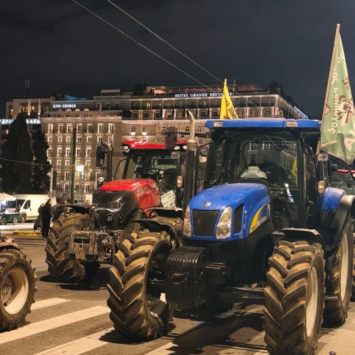 Μπροστά στη Βουλή τα τρακτέρ των αγροτών – Προειδοποιήσεις για «Mαύρο Πάσχα»