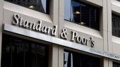 Aπειλεί με υποβάθμιση η Standard & Poor's - Η απόφαση αυτή στηρίζεται σε εξελίξεις εκτός Ελλάδος, λέει το Υπ.Οικ.