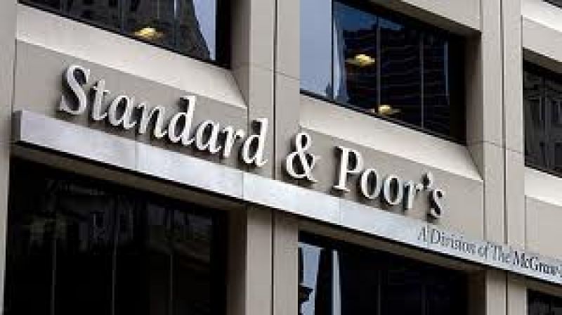 Aπειλεί με υποβάθμιση η Standard &amp; Poor's - Η απόφαση αυτή στηρίζεται σε εξελίξεις εκτός Ελλάδος, λέει το Υπ.Οικ.