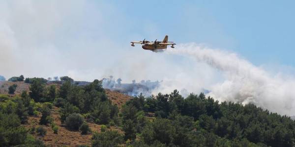 Πύρινος εφιάλτης στη Σκόπελο - Επιχειρούν τέσσερα αεροσκάφη