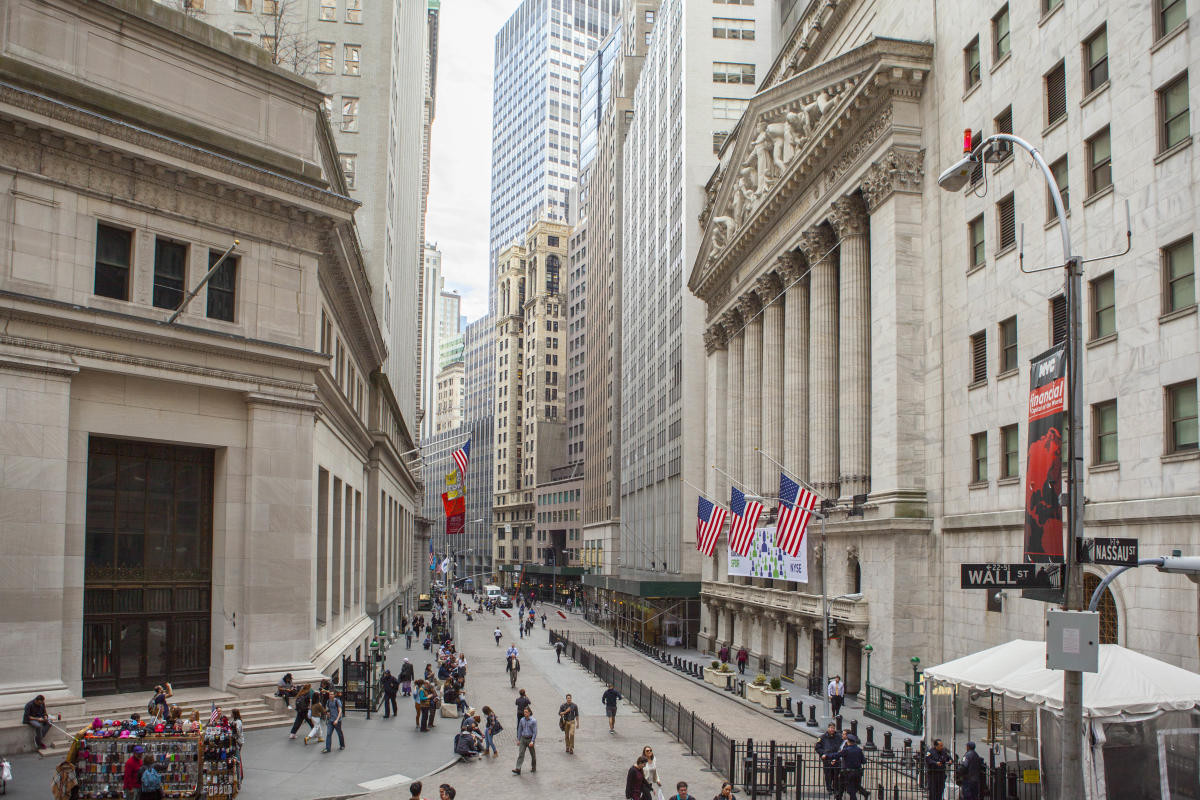Τα πρακτικά της Fed «έριξαν» τη Wall Street