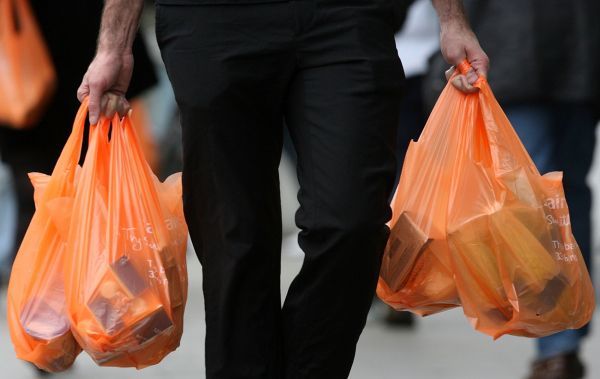 «Περιβαλλοντικό τέλος» και επίσημα στις πλαστικές σακούλες-Τι αναφέρει η ΚΥΑ