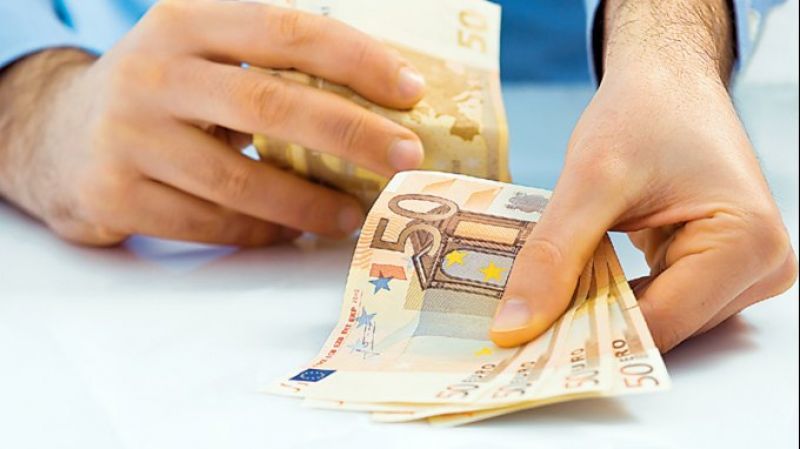 Κυβέρνηση: Δίνει κίνητρα σε όσους φέρουν πίσω τα χρήματά τους