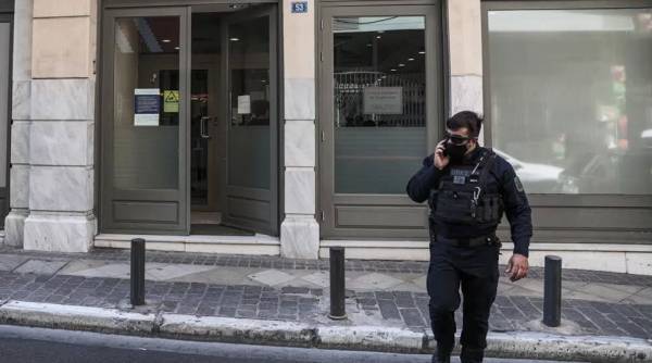 Δέκα προσαγωγές για την ένοπλη ληστεία στη Μητροπόλεως