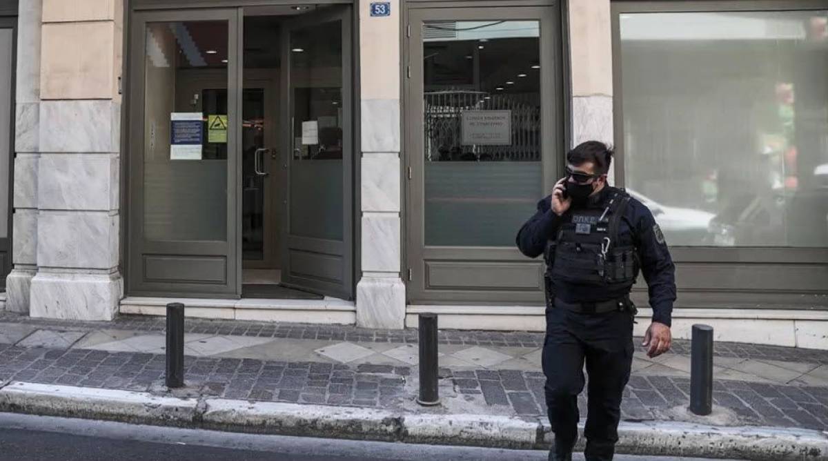 Δέκα προσαγωγές για την ένοπλη ληστεία στη Μητροπόλεως