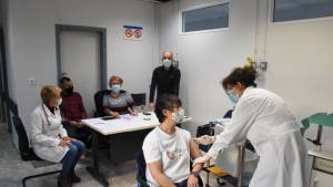 Η ΠΟΕΔΗΝ αντιτίθεται στη μετατροπή των νοσοκομείων σε εμβολιαστικά κέντρα