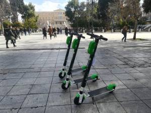 Lime: Τι προτείνει για ασφαλή οδήγηση με τα ηλεκτρικά πατίνια