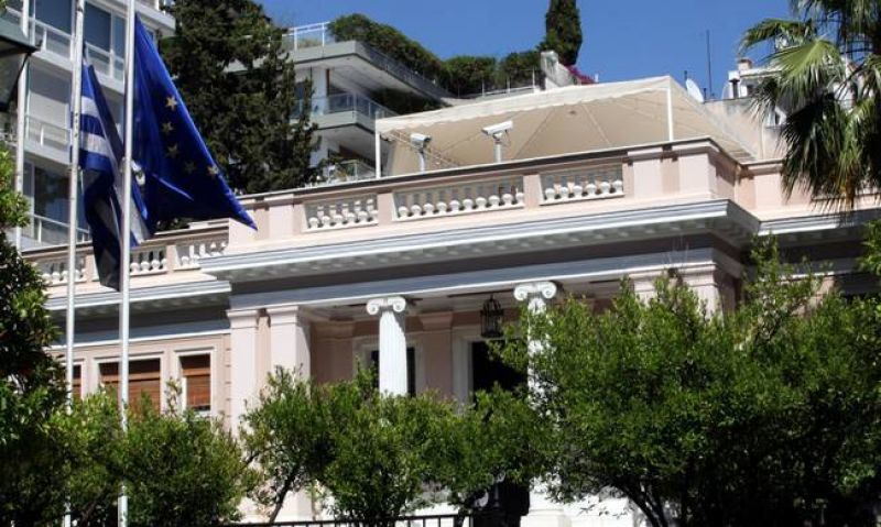 Στις συμπληγάδες κρίσης και προσφυγικού δοκιμάζεται οριακά η χώρα
