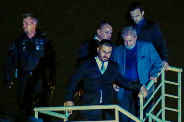 Βραζιλία: Παραδόθηκε ο Λούλα-Με ελικόπτερο στη φυλακή