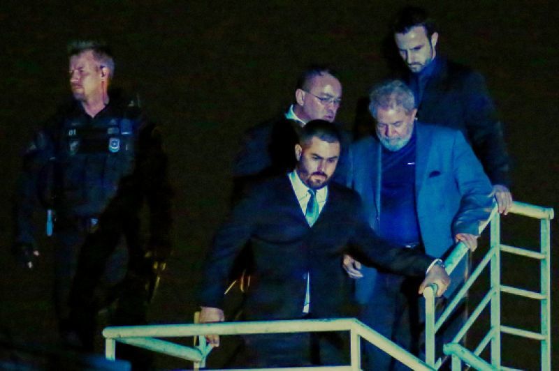 Βραζιλία: Παραδόθηκε ο Λούλα-Με ελικόπτερο στη φυλακή