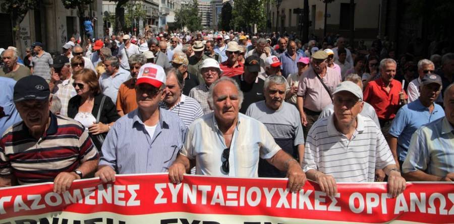 Πορεία των συνταξιούχων στα Προπύλαια για τη 13η σύνταξη