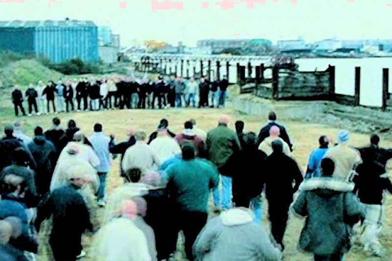 Στο μυαλό ενός χούλιγκαν: "Είναι πάντα ωραίο να ρίχνεις μια κλωτσιά στον βασικό αντίπαλο"...
