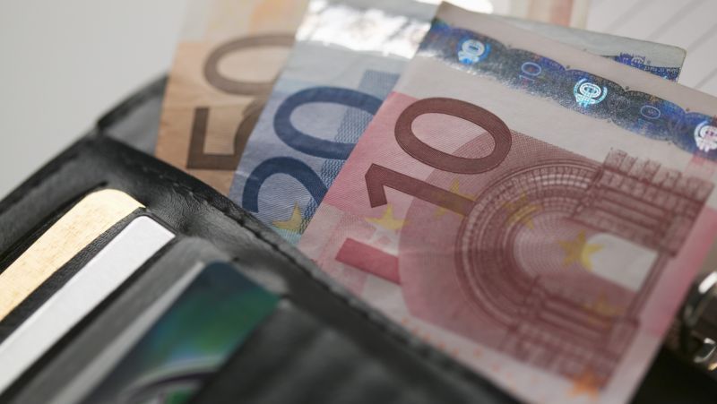 Τα τέσσερα κοινωνικά επιδόματα που καταργούνται με τη συμφωνία κυβέρνησης-δανειστών
