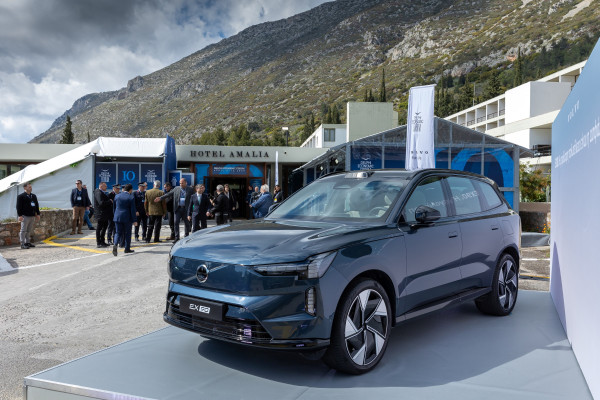 Η Volvo Car Hellas συμμετείχε στο φετινό Delphi Economic Forum Χ, καταθέτοντας το μήνυμα και το μέσο – το κορυφαίο ηλεκτρικό SUV EX90