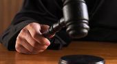 Δικαστικό "στοπ" σε πλειστηριασμό για δανειολήπτη σε ελβετικό φράγκο