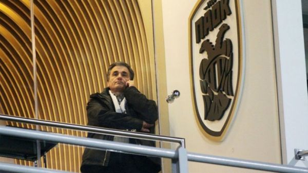 Ο Τσακαλώτος... μοιράζει το πλεόνασμα στους ΠΑΟΚτζήδες