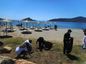 Περιβαλλοντική δράση Υπουργείου Ναυτιλίας: Καθαρισμός παραλιών με συμμετοχή αθλητών