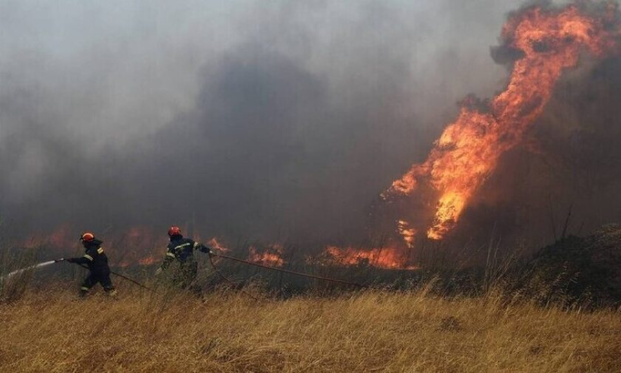 Μεγάλη φωτιά στο Βελεστίνο: Καίγονται σπίτια- Εκκενώνονται χωριά