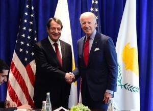 «Εναγκαλισμός» Μπάιντεν στον Αναστασιάδη- Στήριξη σε Κυπριακό, αν.Μεσόγειο
