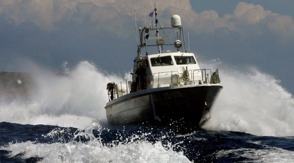 Τρεις μετανάστες τραυματίστηκαν από πυρά στη διάρκεια καταδίωξης δουλεμπορικού σκάφους από το Λιμενικό