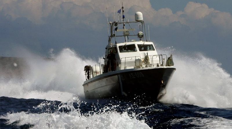 Τρεις μετανάστες τραυματίστηκαν από πυρά στη διάρκεια καταδίωξης δουλεμπορικού σκάφους από το Λιμενικό