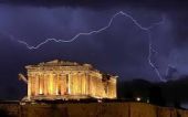 Η Αθήνα δεν κάνει πίσω, ο Γιούνκερ μας «κλείνει το μάτι» και ο Τσίπρας πικάρει τον Σόιμπλε